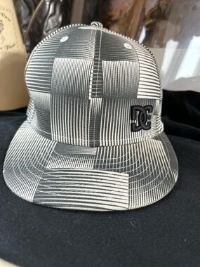 Vintage DC Shoes Geometric Pattern Snapback Hat - NWOT Rare 90s/Y2K Skater